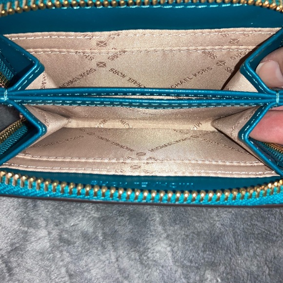 Michael Kors NWT Kenley Tote with matching wallet. - Picture 10 of 10